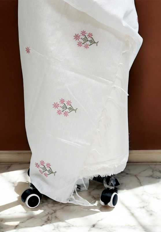 Detailed Kasuti motifs enhancing a traditional dupatta