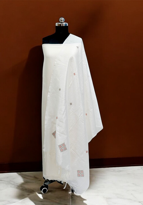 Artisan-crafted dupatta with dazzling Kasuti embroidery