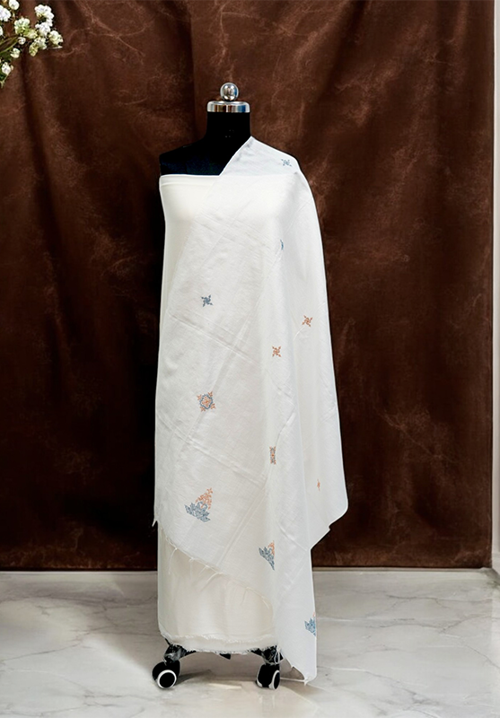 Elegant dupatta featuring Kasuti stitches