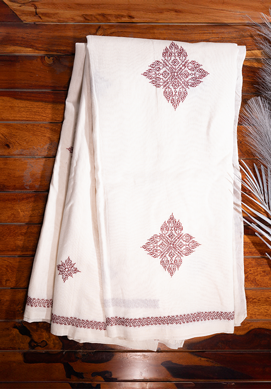 Elegant Kasuti 
saree
showcasing artisanal luxury

