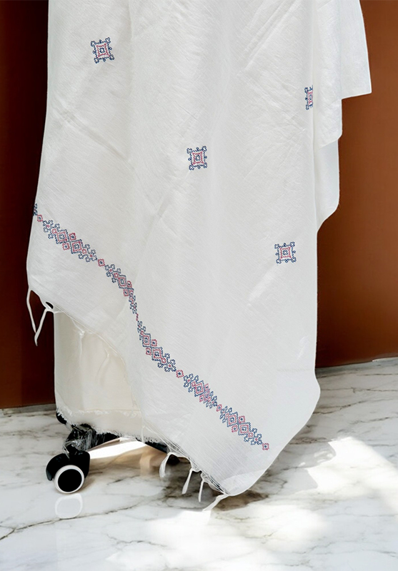 Off-white Kasuti dupatta with black and rust motifs