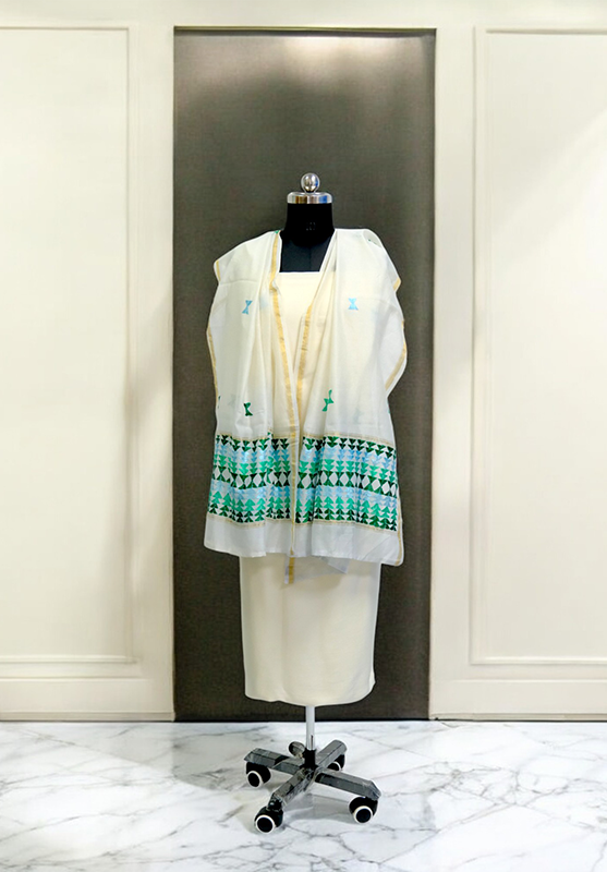 Model styling ethnic Phulkari dupatta online for festive look