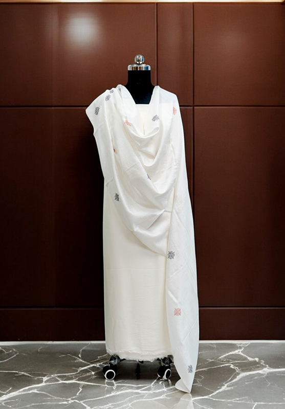White Kasuti dupatta displayed on mannequin