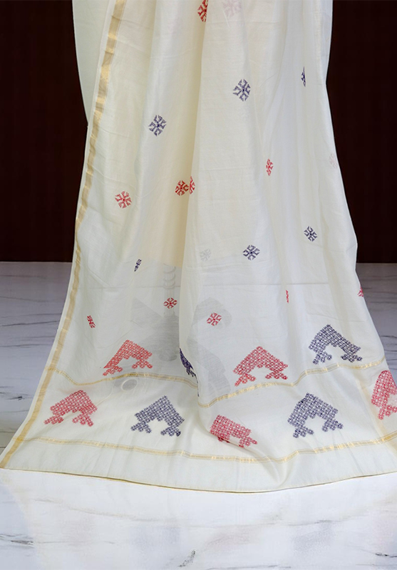 Front view of dupatta with hand embroidery in Kasuti