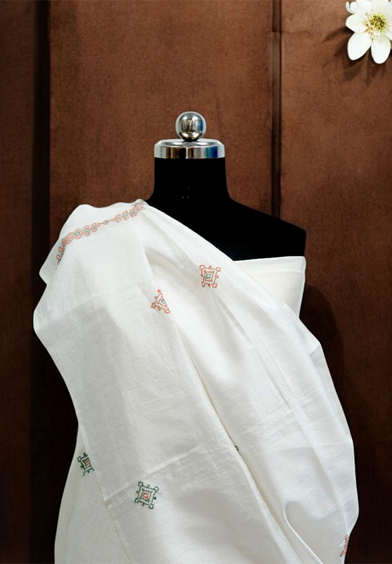 Detailed view of embroidery on white Kasuti dupatta