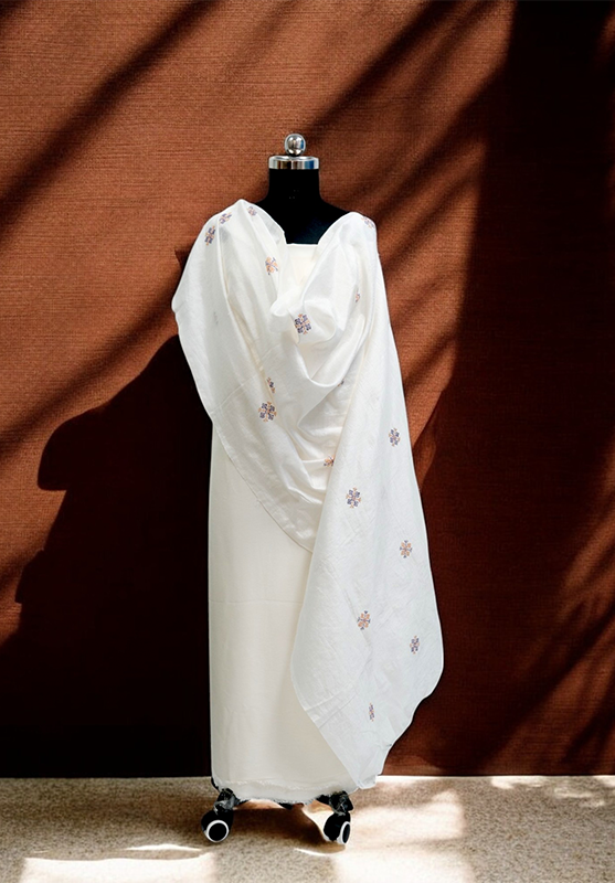 White Kasuti dupatta draped on mannequin in traditional style