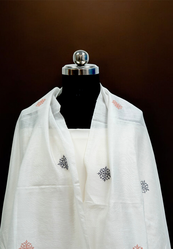 Close-up of Kasuti embroidery on white dupatta